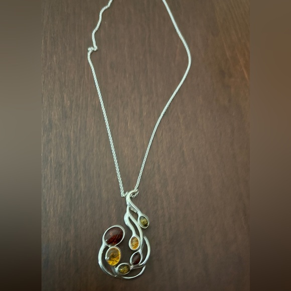 Elegant Silver and Amber Pendant Necklace - Picture 2 of 2